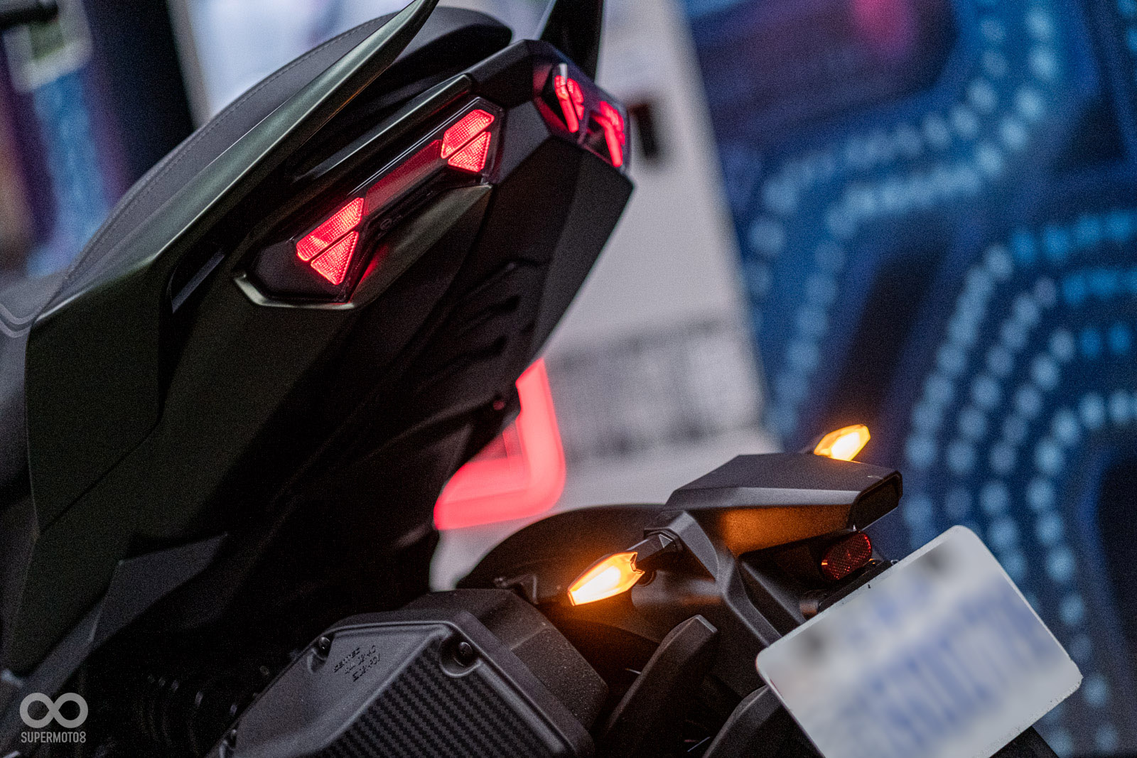 外觀唯一改變在於後方向燈加入均光板技術，並具有流水顯示功能